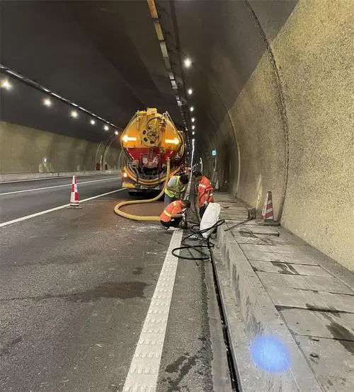 宁河隧道排水渠清淤